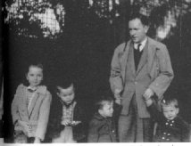 Olivier S�chan avec 4 de ses 6 enfants