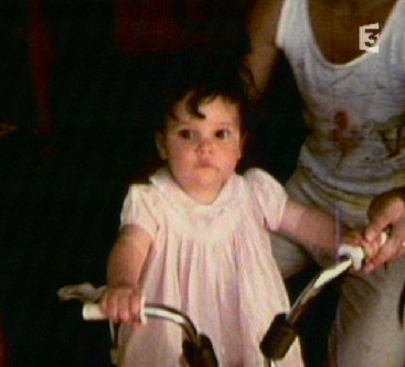 Lolita sur son petit v&eacute;lo