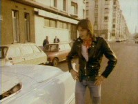 Dans ce document &agrave; identifier, Renaud embarque dans une voiture type cadillac et parcours le P&eacute;rif &agrave; son volant